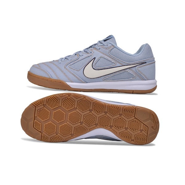 Chuteira Nike SB Gato x Supreme Light Blue — Light Blue, White Swoosh IC — Imagem 6