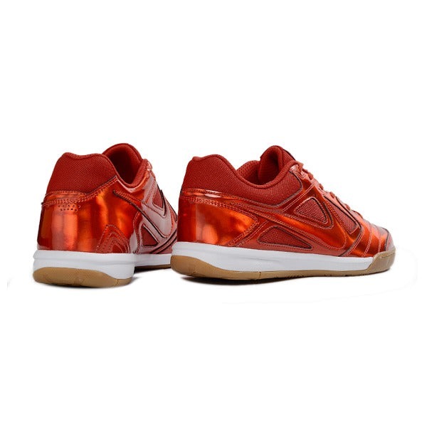 Chuteira Nike SB Gato x Supreme Metallic Red IC — Imagem 3