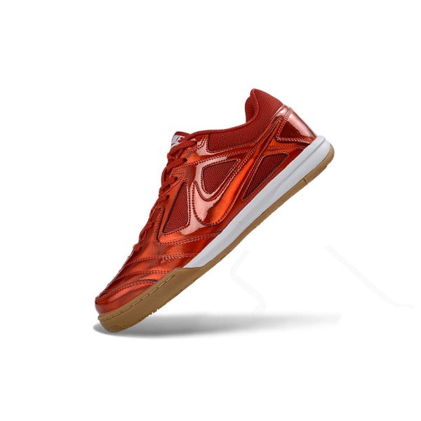 Chuteira Nike SB Gato x Supreme Metallic Red IC — Imagem 4